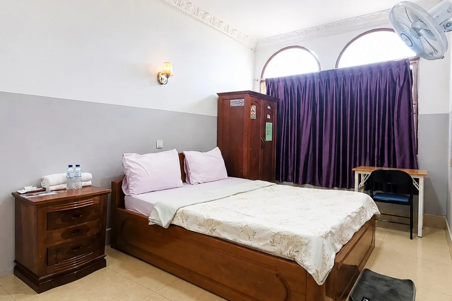 Budget double room with one large double bed at Sampheap Guesthouse